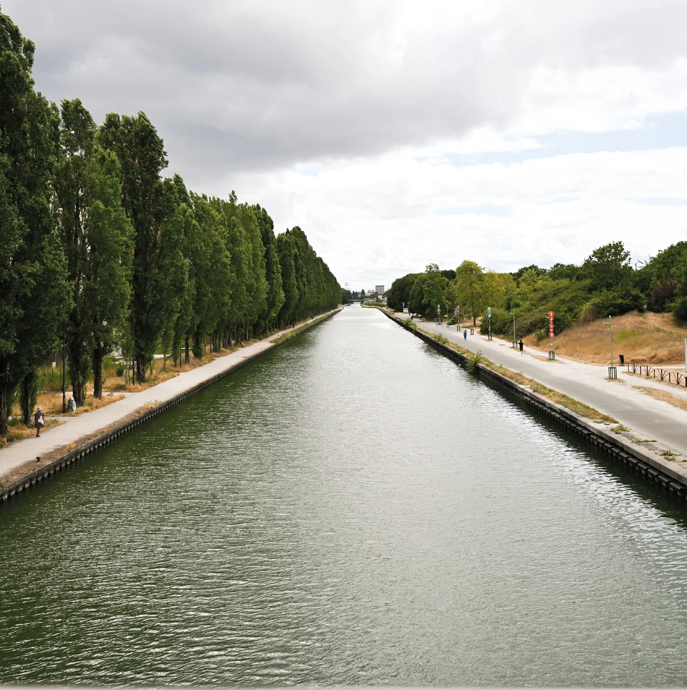 Le canal de l’Ourcq et ses berges arborées à Bobigny