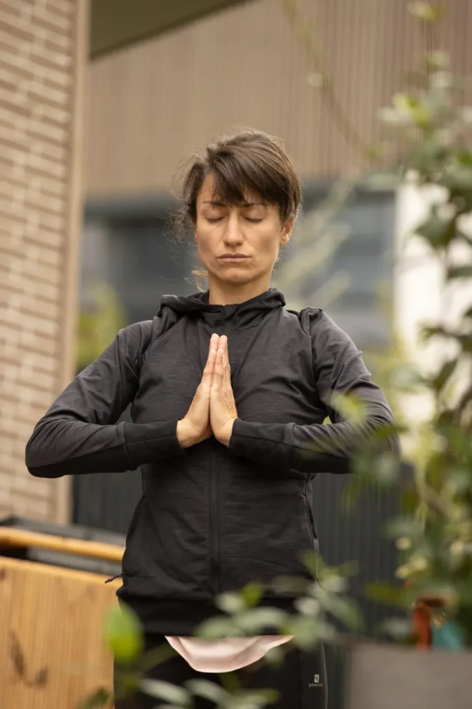 Une séance de yoga en extérieur à La Coloc’